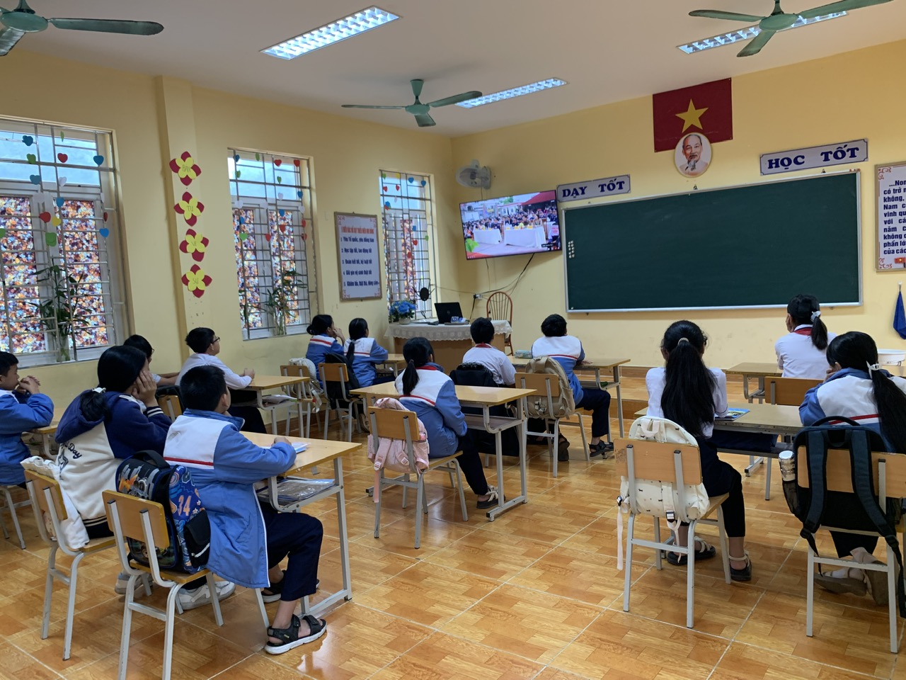 Chào cờ trường và dự lễ phát động cuộc thi "Em yêu biển đảo quê hương" Năm học 2025- 2026